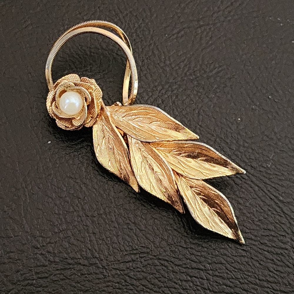 Vintage gold brooch with pearl accent